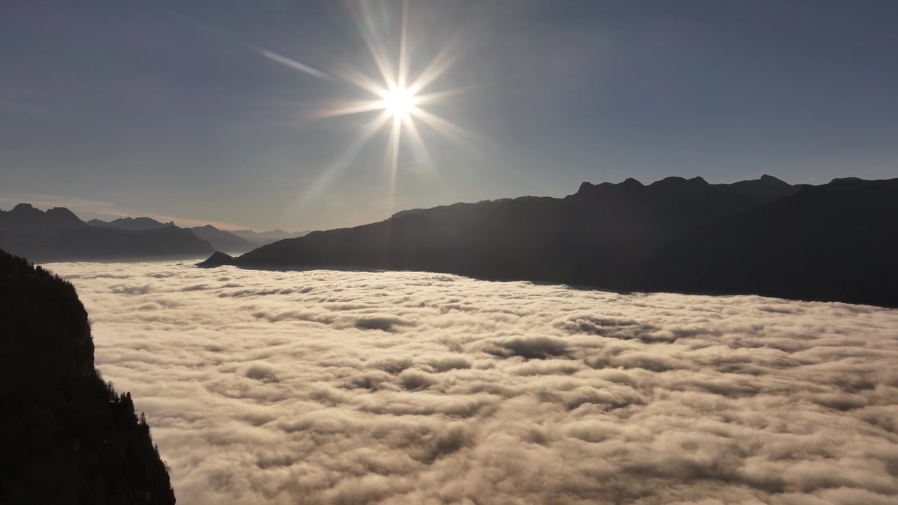 Zonsopgang boven de in nevel gehulde Walensee-vallei in Zwitserland