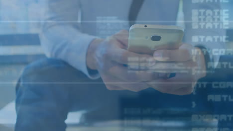 animación del procesamiento de datos en la sección media del empresario que utiliza el teléfono inteligente en la oficina.