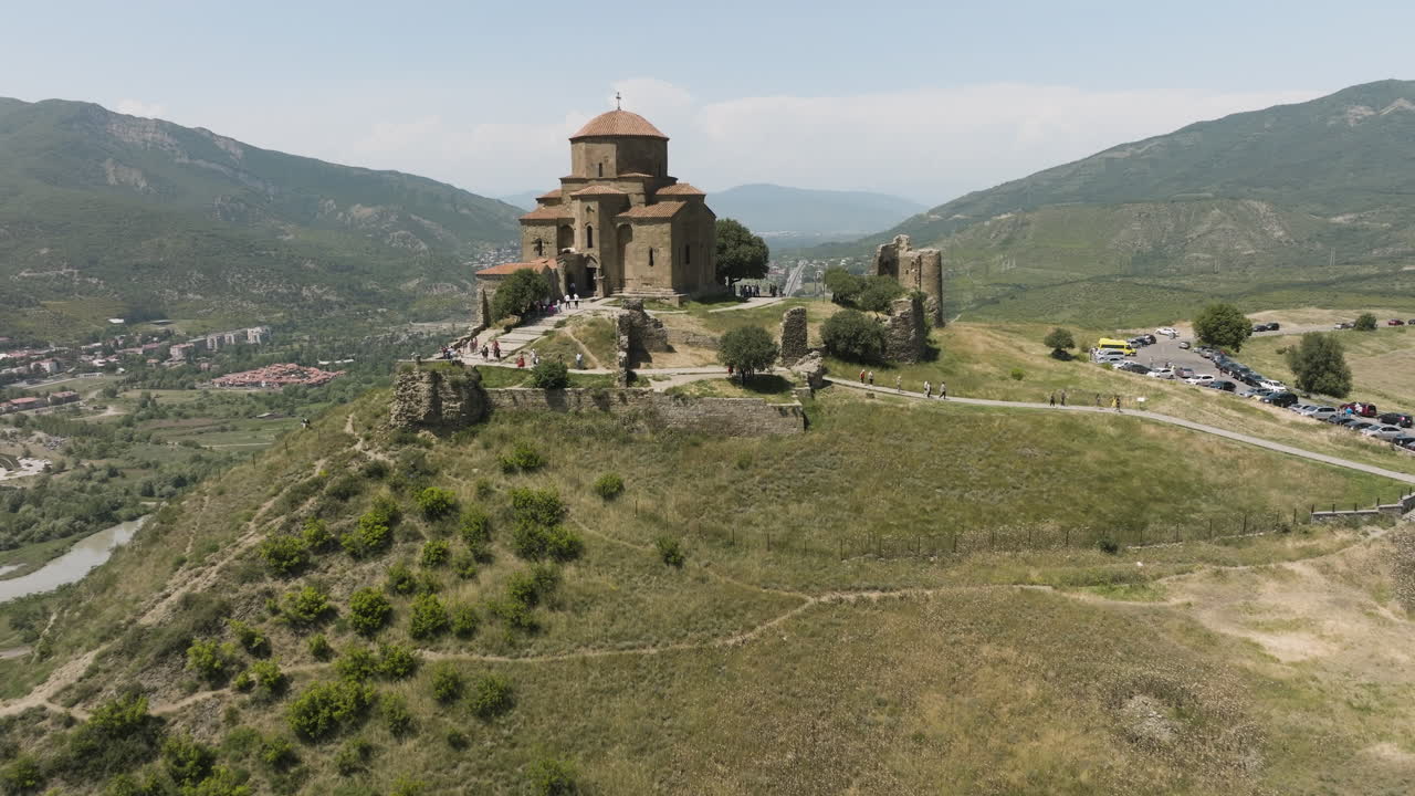 monasterio en la cima de la montaña de jvari cerca de mtskheta en el este de georgia