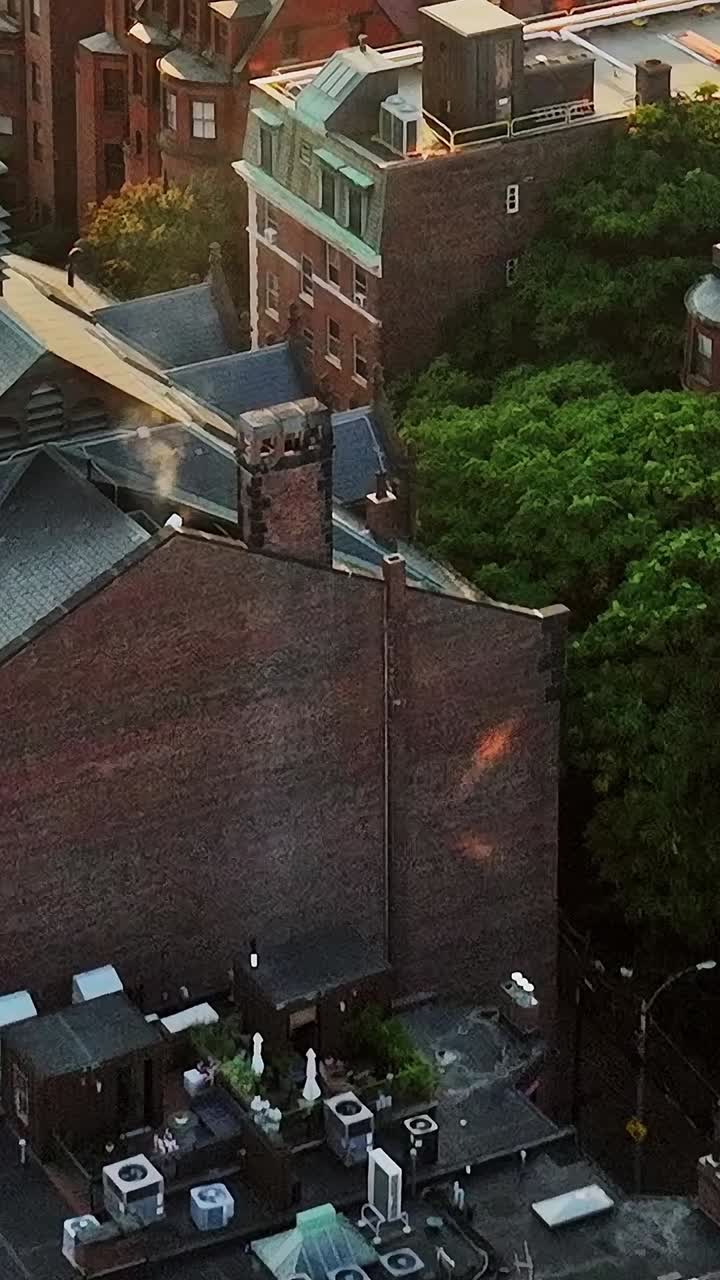 Vista aerea di edifici e tetti in una città degli Stati Uniti