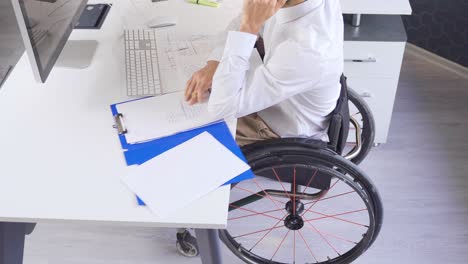 Hombre-De-Negocios-Discapacitado-Sentado-En-Silla-De-Ruedas-En-El-Trabajo,-Trabajando-Duro.