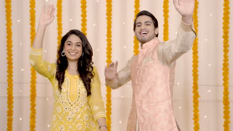 una pareja india bailando.