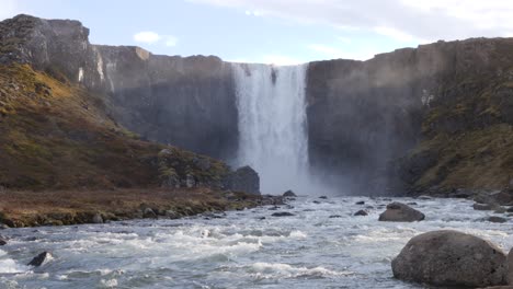 Wunderschöner-Gufufoss-Wasserfall-Im-Fjord-Ostislands