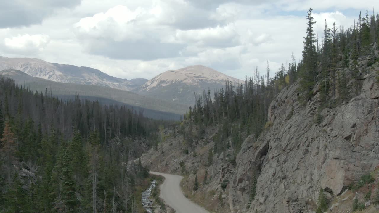 воздух, поднимающийся над дорогой с горой на заднем плане в колорадо
