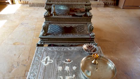 Los-Artículos-Para-Ofrecer-Oración-En-Shri-Parsva-Nath-Ji-Mandir-En-El-Fuerte-De-Jaisalmer-Sonargarh,-Rajasthan,-India