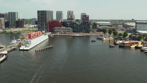 Nächstes-Restaurant-Und-Botel-In-Der-Nähe-Des-NDSM-Fährterminals-In-Amsterdam,-Niederlande