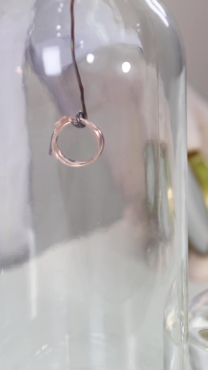 Filo di rame reagisce con l'acetone in un contenitore di vetro.