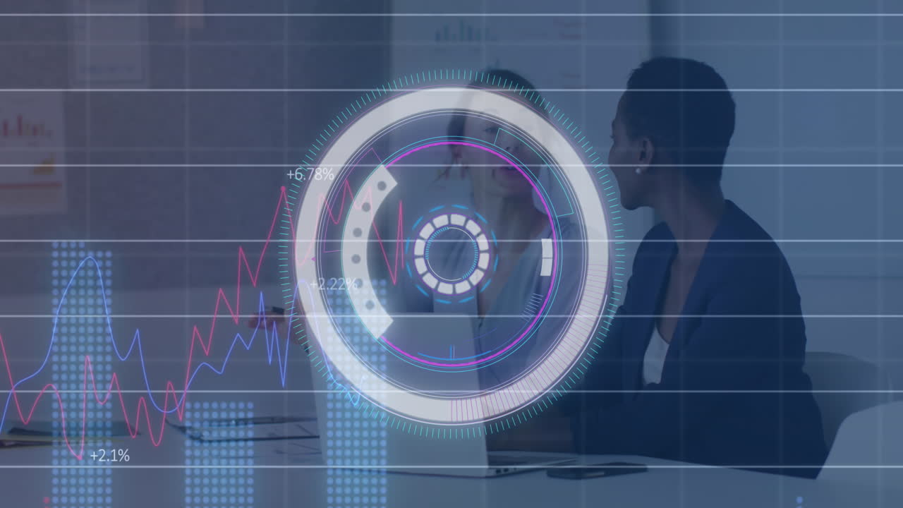 animación de escáner redondo y procesamiento de datos sobre dos mujeres diversas discutiendo en la oficina.