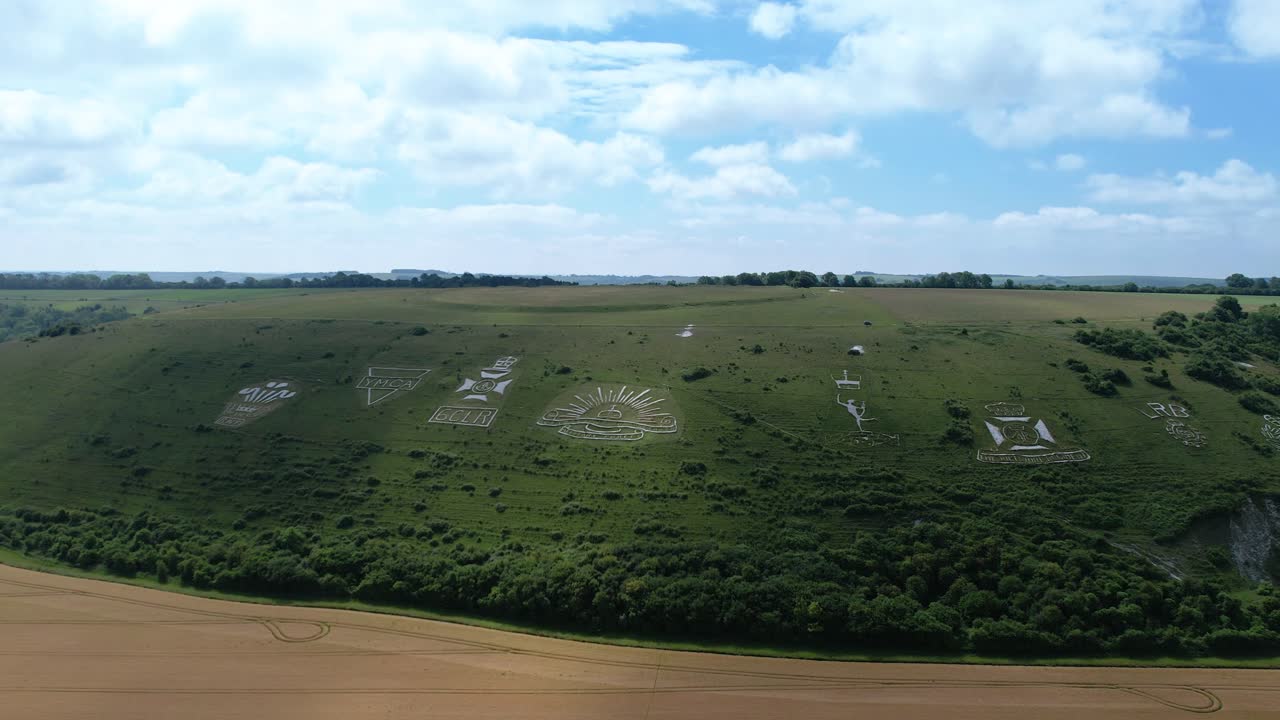 взгляд с воздуха через набор полковых значков, вырезанных на склоне холма в сельской местности уилтшира