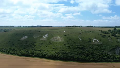 vista aérea a través de un conjunto de insignias regimentales talladas en la ladera de tiza fovant en el campo de wiltshire