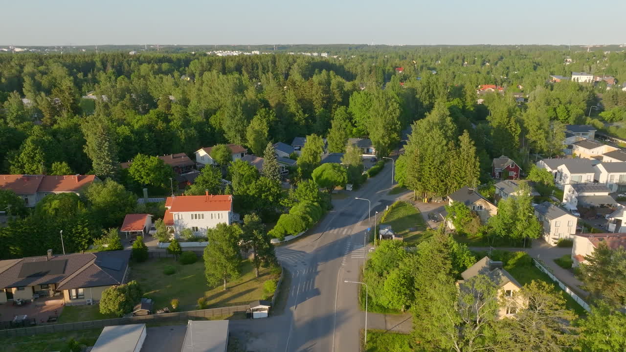 vista aérea hacia atrás sobre una calle tranquila en los suburbios del noroeste de helsinki