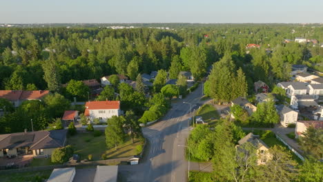 Vista-Aérea-Hacia-Atrás-Sobre-Una-Calle-Tranquila-En-Los-Suburbios-Del-Noroeste-De-Helsinki.