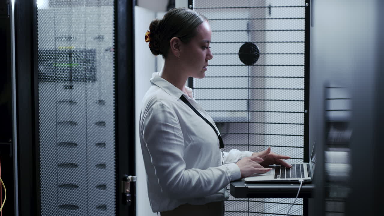 una mujer joven usando una computadora portátil mientras trabaja