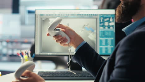 trabajador de una fábrica fotovoltaica que utiliza auriculares vr para monitorear el rendimiento del sistema