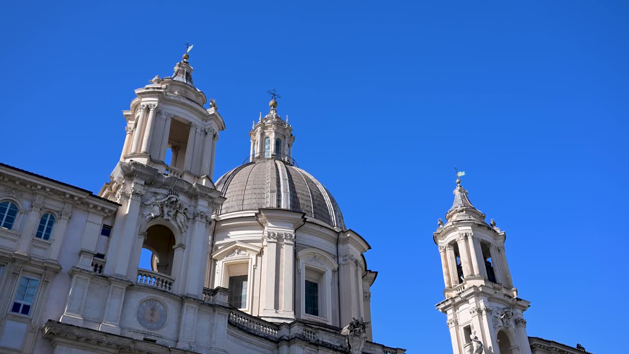 La drammatica facciata barocca concava e i doppi campanili della chiesa di Sant'Agnese in Agone di fronte alla Fontana dei Quattro Fiumi nel centro storico