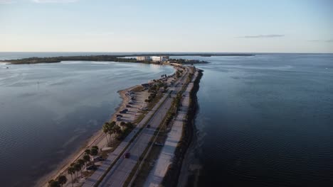 Esta-Toma-Es-Parte-De-Una-Colección-De-2-Tomas-Llena-De-Botes,-Kayaks,-Agua-Y-Puentes