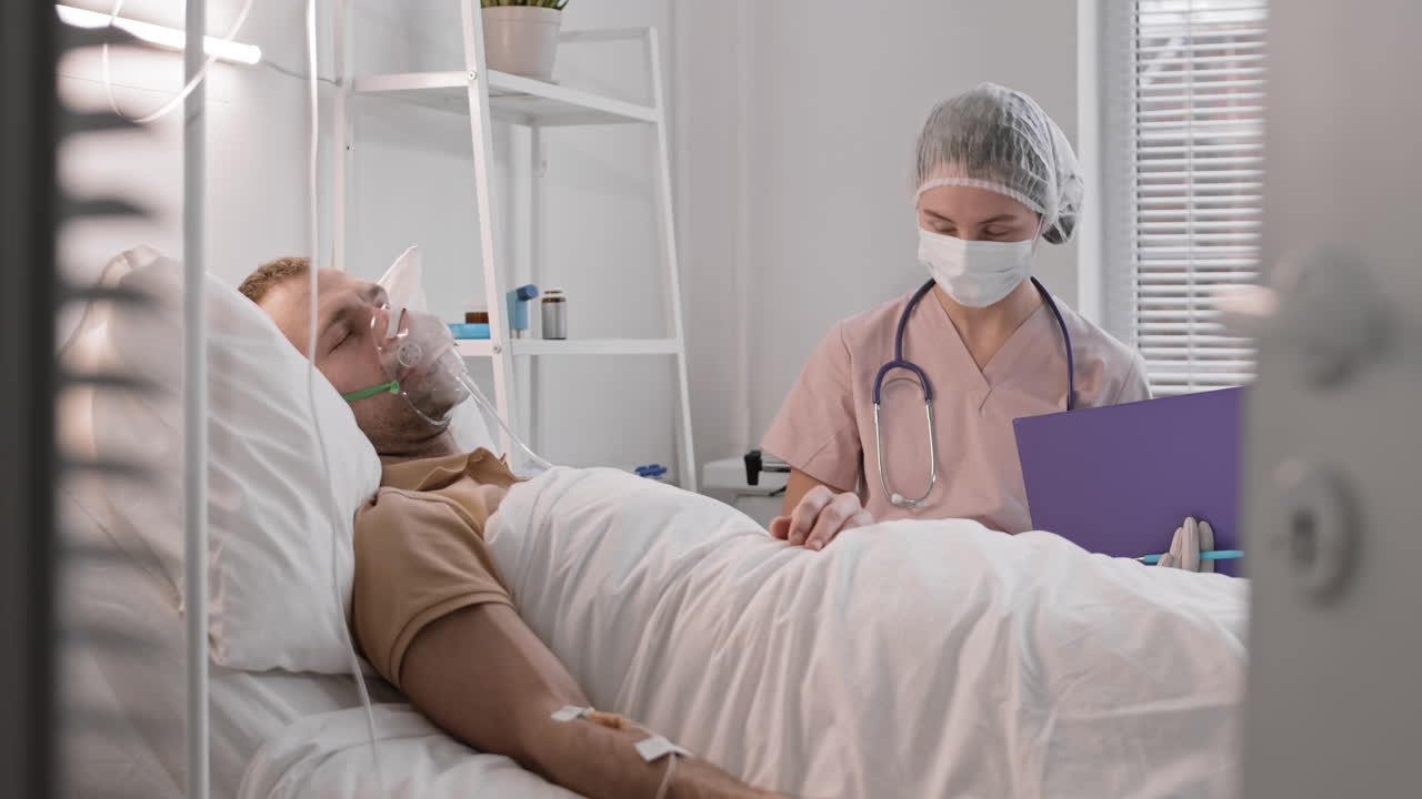 el médico chequea al paciente durmiente.