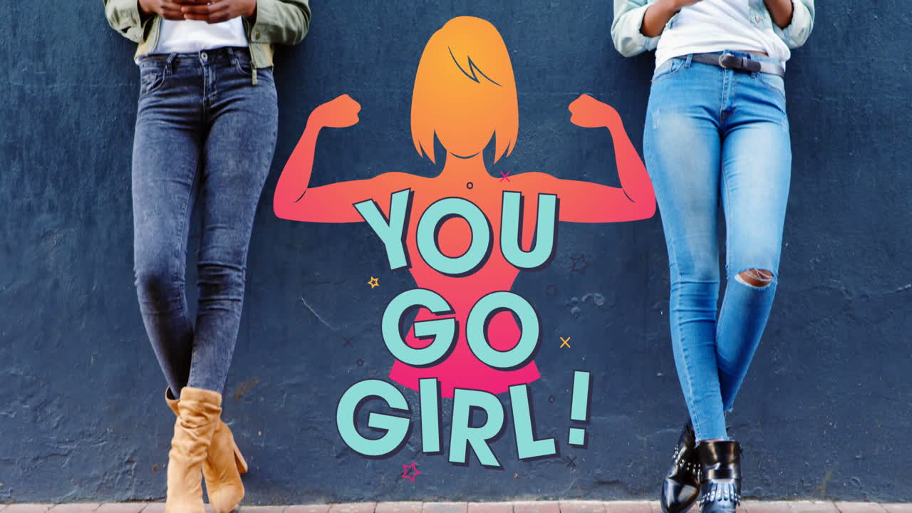 animación o vas chica texto y mujer fuerte más de dos mujer usando teléfonos inteligentes