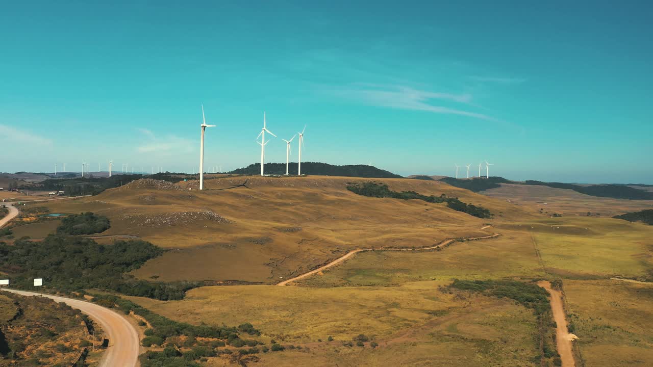 hermosa vista aérea de drones de caminos de tierra con generadores de turbinas eólicas ubicados en santa catarina, brasil