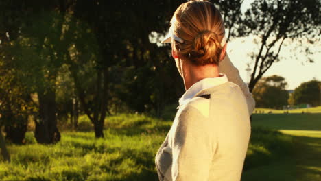 Mujer-Feliz-Mirando-Alrededor-Del-Campo-De-Golf