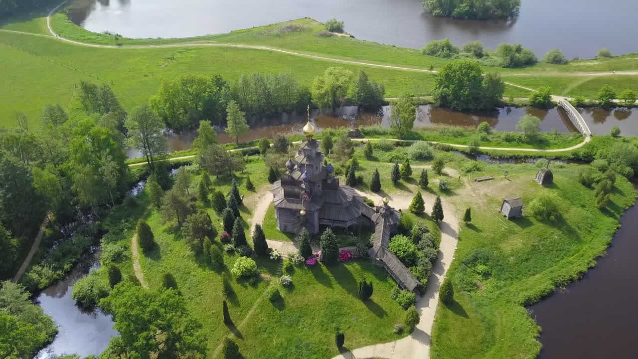A drone glides over the Mühlenmuseum Gifhorn, showing the windmills from above and providing a breathtaking view of the site’s landscape.