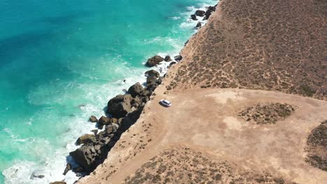 Excelente-Toma-Aérea-De-Un-Auto-Estacionado-Al-Borde-De-La-Gran-Bahía-Australiana-En-El-Sur-De-Australia