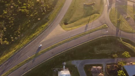 Weißes-Auto-Auf-Der-Straße-Bei-Sonnenuntergang,-Colonia-Del-Sacramento-In-Uruguay