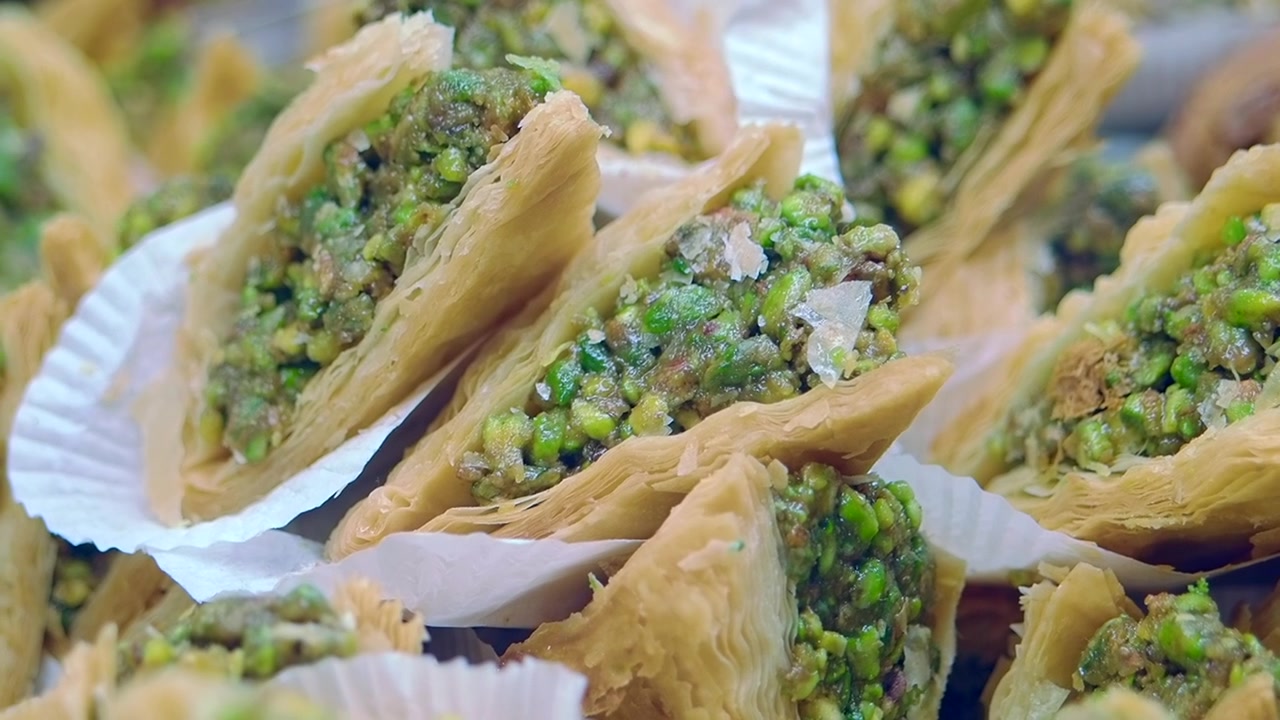 Primo piano di dolci tradizionali baklava al pistacchio