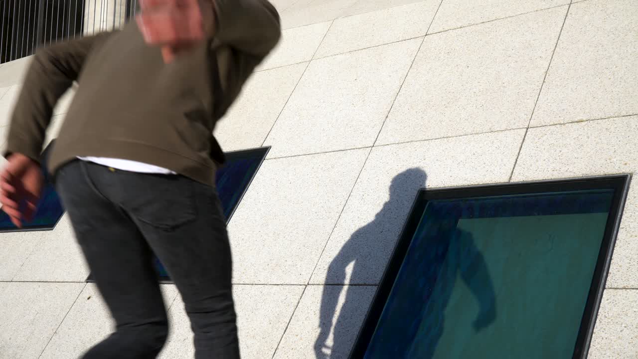 젊은 파쿠르 선수는 현대 벽에서 벽 회전을 합니다.