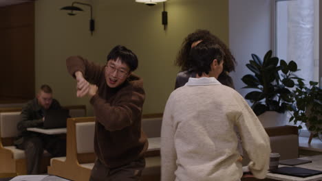 사무실에서 성공을 축하하는 것