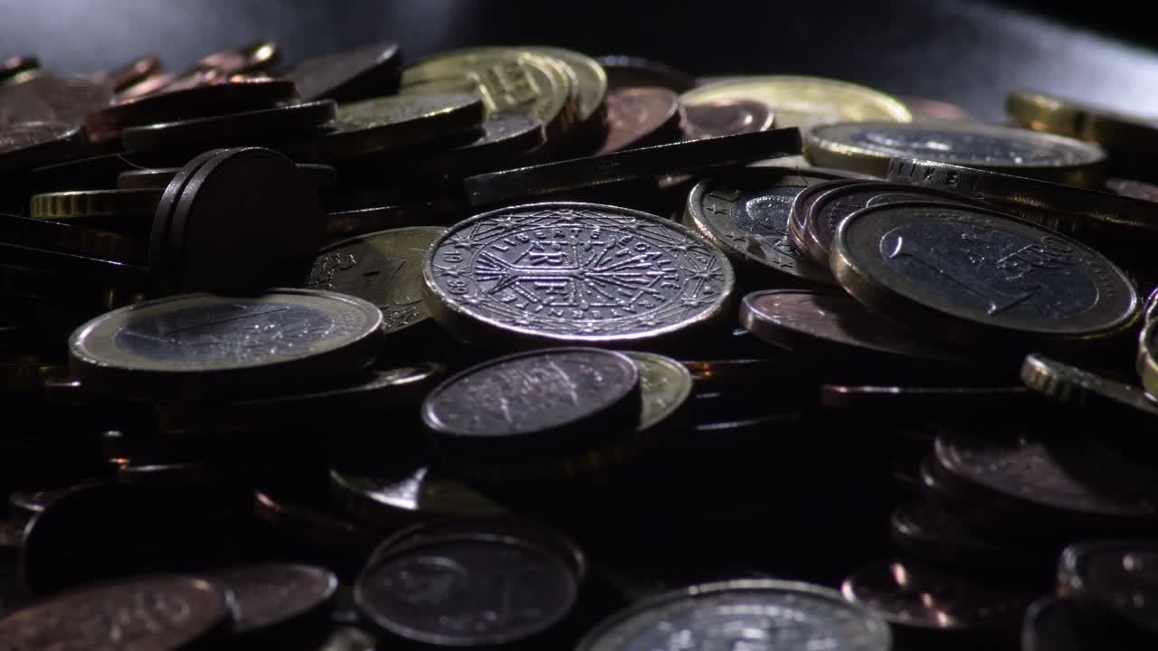 las monedas en euros utilizadas que se vuelven en fondo negro
