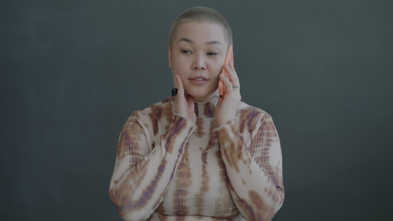 전화 통화하는 여자