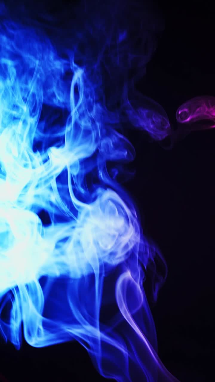 Fumo astratto blu e viola che turbina su sfondo nero
