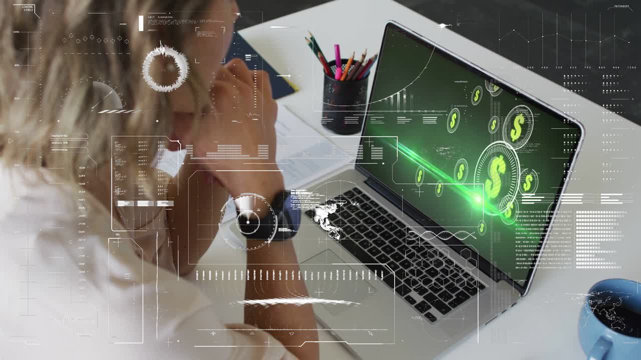 Si vede una donna bionda con un top bianco che controlla il laptop con un HUD verde alla scrivania di casa, con un portapenne, un orologio e spazio per il testo.