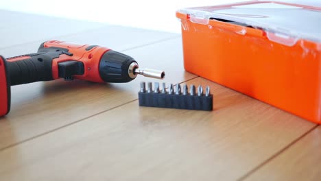 taladro eléctrico y destornillador montado en mesa de madera