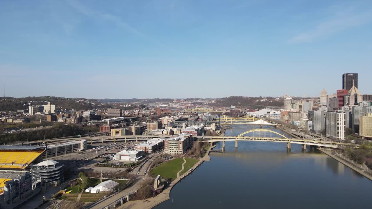 Pittsburgh, Pensilvanya, Amerika Birleşik Devletleri'nde güneşli bir günde trafikle birlikte sarı tonlarda drone çekimi.