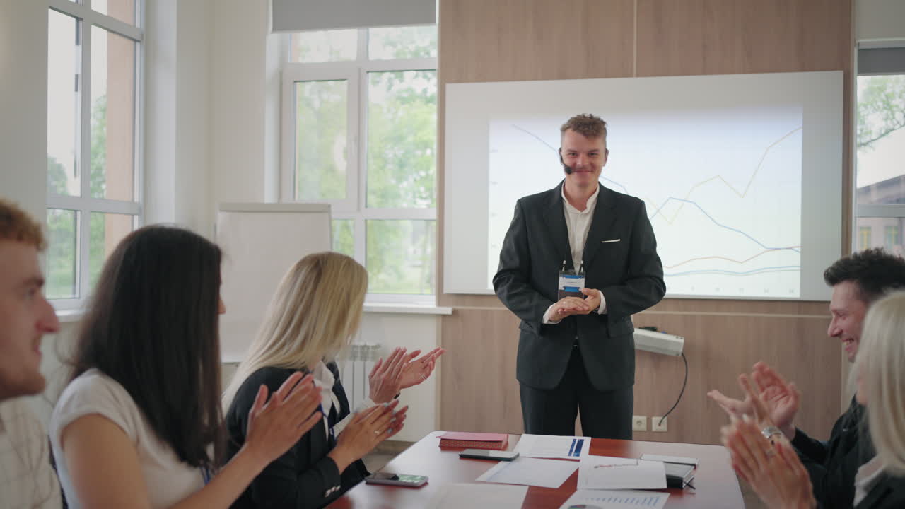 los participantes de la conferencia de negocios están animando a expertos y entrenadores especialistas y empresarios