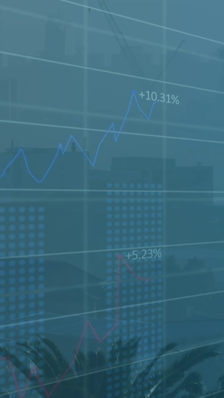 Animazione di più grafici con numeri che cambiano su edifici moderni sullo sfondo.