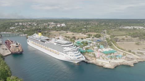 muelle y terminal de cruceros del puerto turístico de la romana, república dominicana