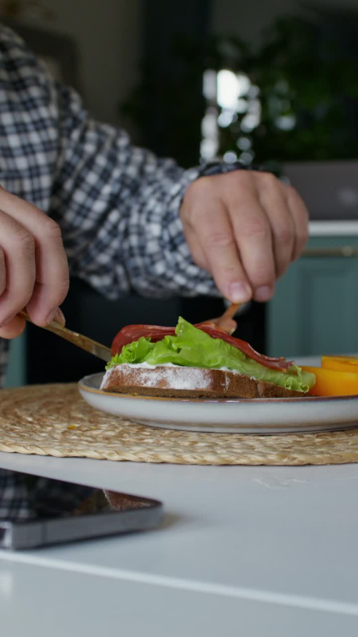 persona comiendo un sándwich