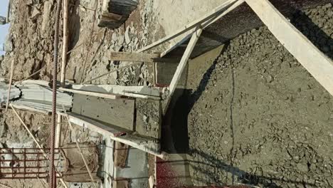 cimientos de hormigón para edificios nuevos en construcción, encofrados de hormigán y acero de refuerzo para cimientos de construcción en sitios de construcción