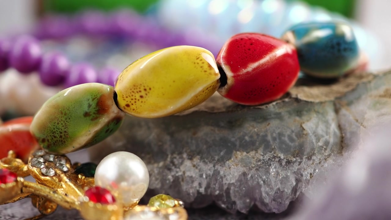 Nahaufnahme von bunten Keramikperlen und dekorativem Schmuck