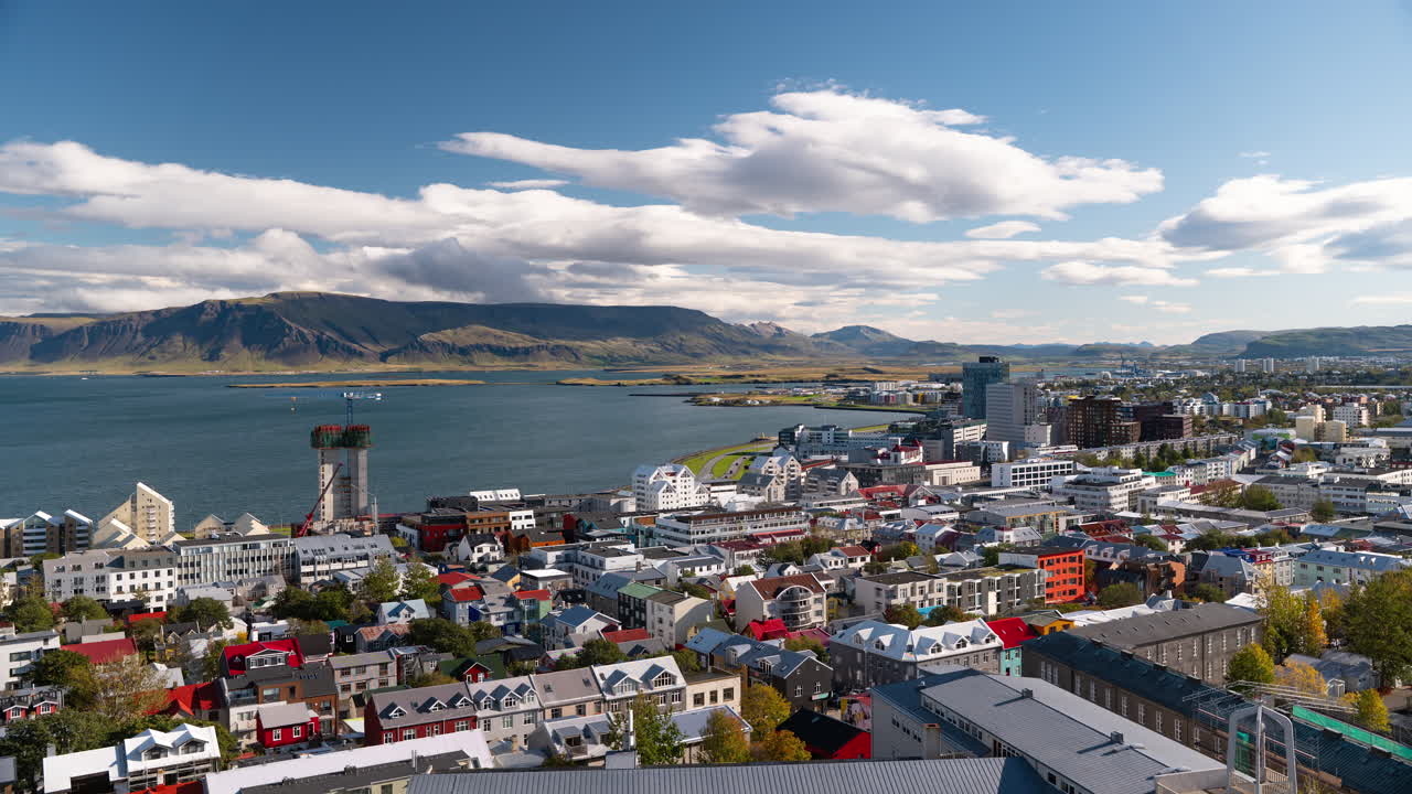 Time lapse pusat kota Reykjavik, Islandia, dengan bangunan modern berwarna-warni di sepanjang pantai