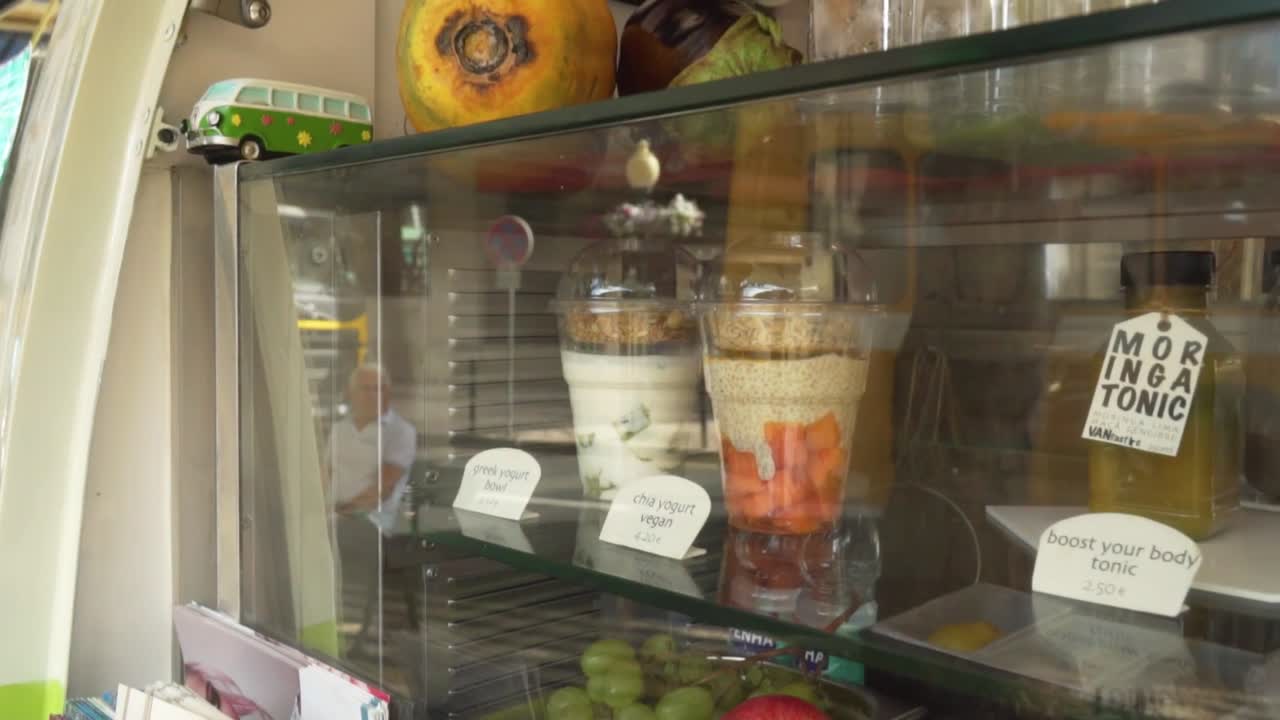 camión de comida saludable con tazones de batidos y jugos prensados en frío