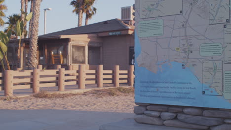 Estación-De-Guardabosques-Con-Un-Mapa-Gigante-En-Primer-Plano