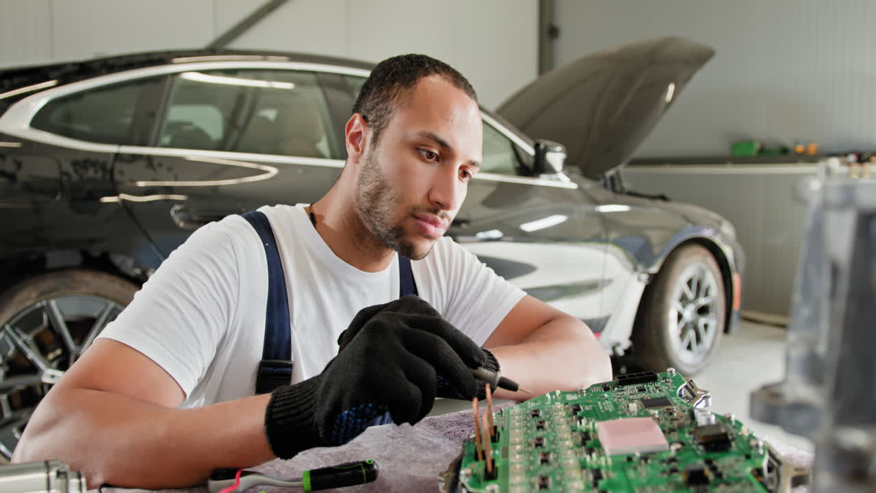 mecánico de automóviles trabajando en una placa de circuitos