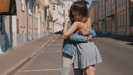 una pareja abrazándose en una calle de la ciudad