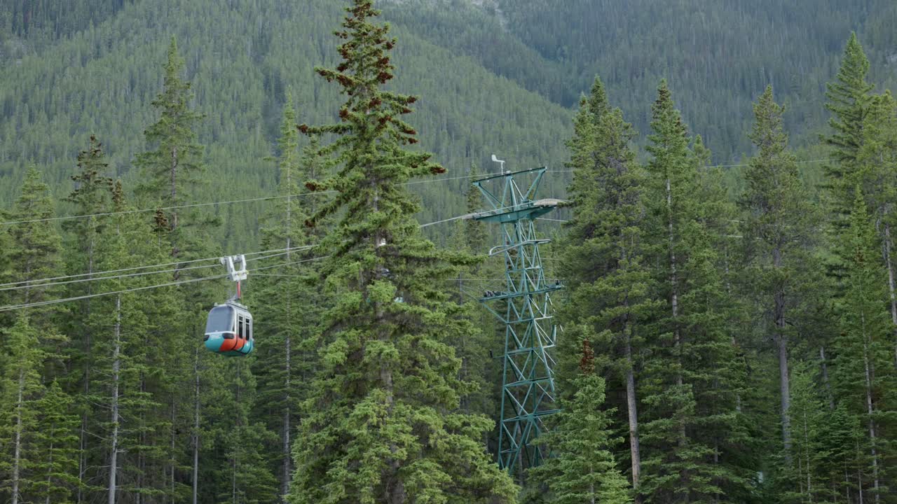 teleférico de góndola en el parque nacional de banff, bosque de canadá, región de las montañas de azufre