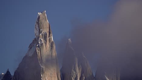 Close-up-zoom-of-Cerro-Torre's-snowy-peak-with-a-fog-cloud