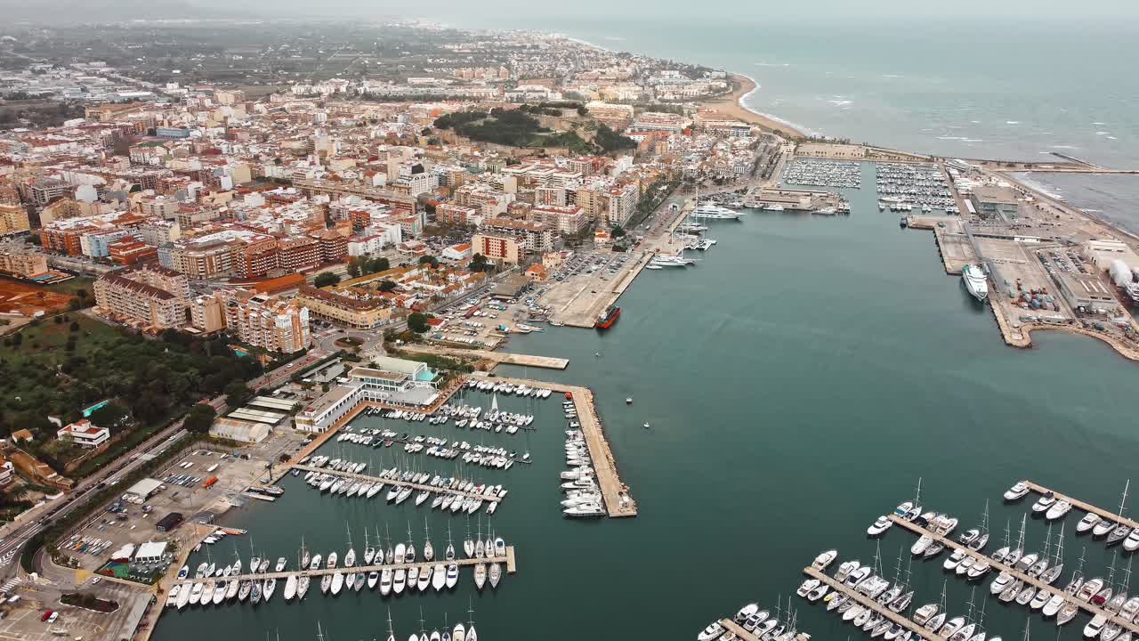 ciudad portuaria desde toma aérea de drones